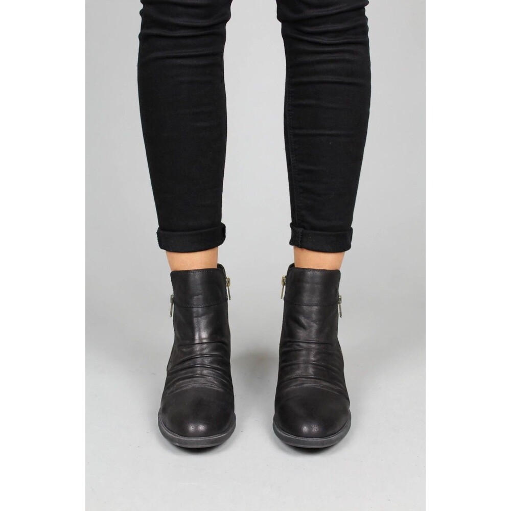 Baretraps Black Faux Leather Ruched Side-Zip Ankle Bootie - Women's Size 8